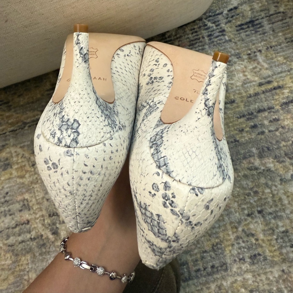 NEW Cole Haan Vesta White and Gray Snakeskin pointy toe heels - Picture 7 of 7